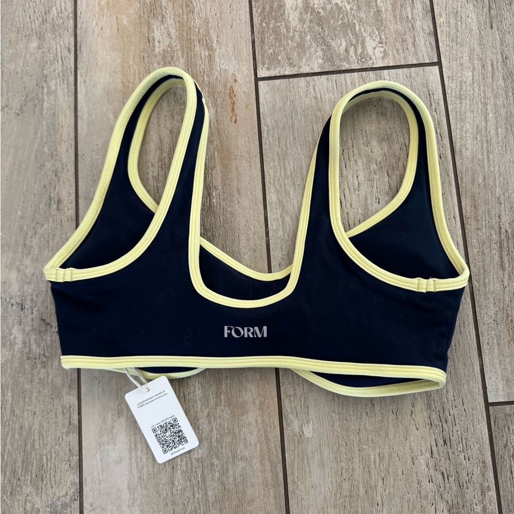 Form Curved Hem Sports Bra - Picture 2 of 3